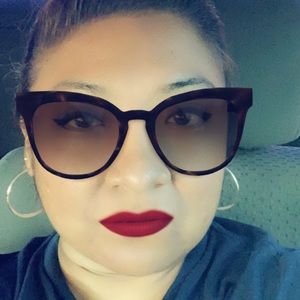 Meet your Posher, Julia